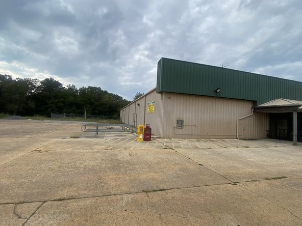 Former IGA Grocery Store : 6071 US --411 , Benton, TN 37307